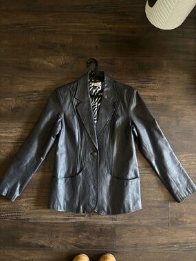 Vintage 90s Women’s Leather Blazer Jacket - Classic Tailored Style